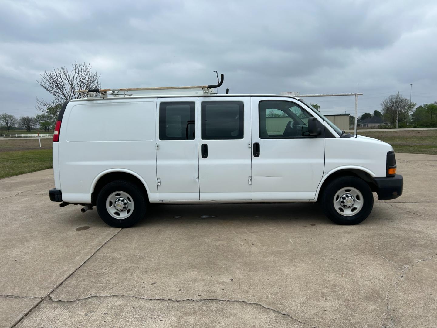 2011 White /Gray Chevrolet Express 2500 Cargo (1GCWGFCB9B1) with an 6.0L V8 DOHC 16V engine, 4-Speed Automatic transmission, located at 17760 Hwy 62, Morris, OK, 74445, (918) 733-4887, 35.609104, -95.877060 - Photo#3